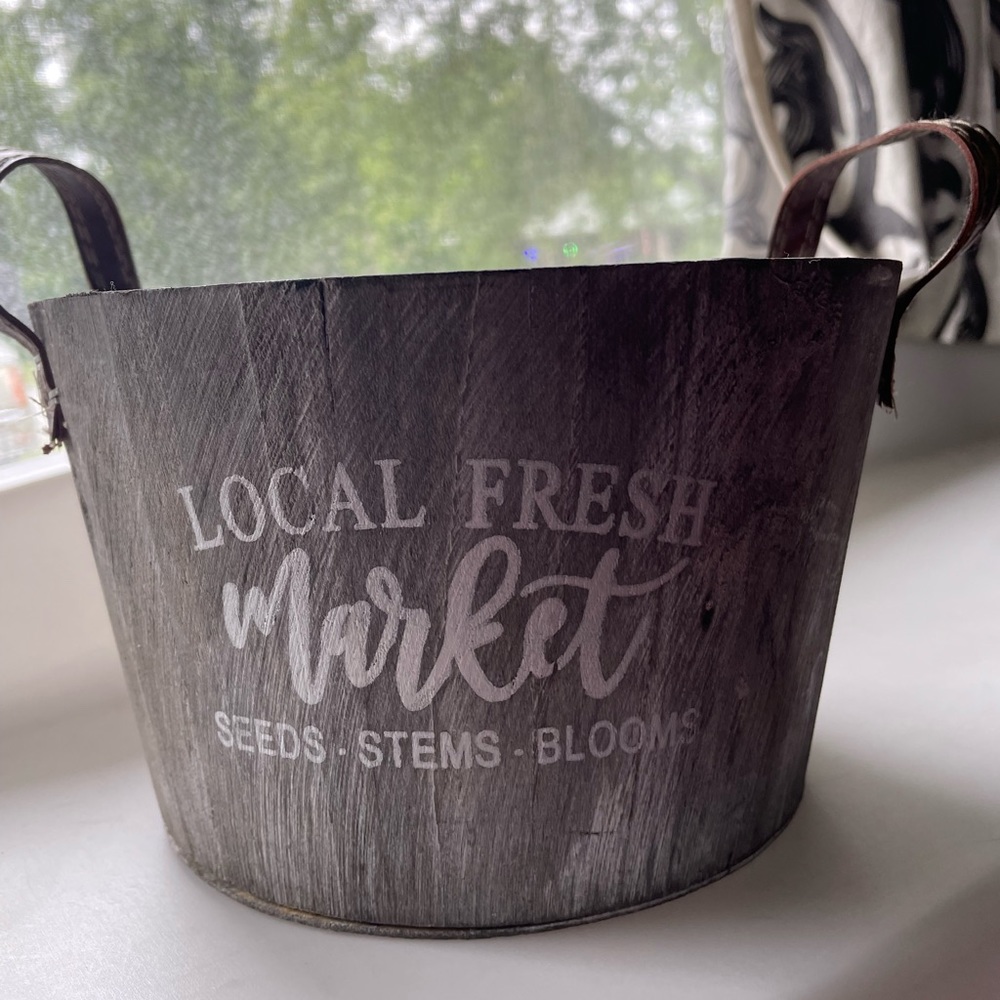 Gently used kitchen basket to hold your everyday items (keys, pens, pagers, etc)